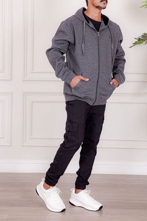 جاكت رجالي شتوي لون رمادي قبعة متصلة برباط و بسحاب من الأمام مع جيب الكنغر و بأكمام طويلة