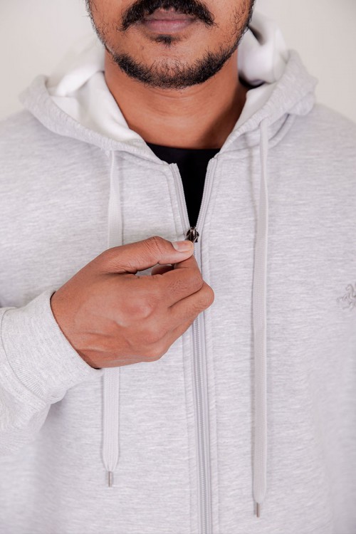 جاكت رجالي شتوي لون رمادي فاتح قبعة متصلة برباط و بسحاب من الأمام مع جيب الكنغر و بأكمام طويلة