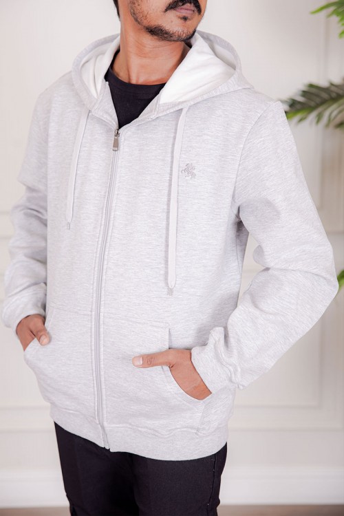 جاكت رجالي شتوي لون رمادي فاتح قبعة متصلة برباط و بسحاب من الأمام مع جيب الكنغر و بأكمام طويلة