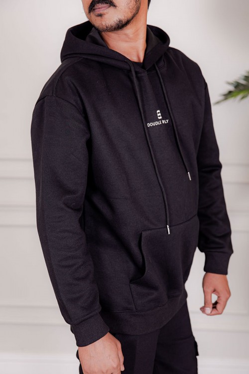 بلوفر رجالي شتوي لون أسود قبعة متصلة برباط مزين بكتابات من الأمام مع جيوب الكنغر و بأكمام طويلة