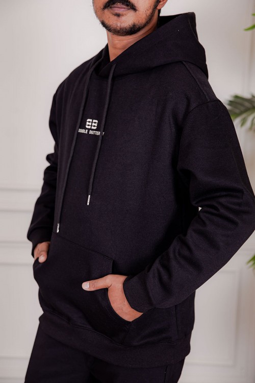 بلوفر رجالي شتوي لون أسود قبعة متصلة برباط مزين بكتابات من الأمام مع جيوب الكنغر و بأكمام طويلة