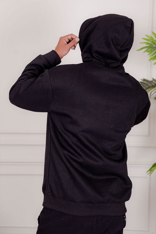 بلوفر رجالي شتوي لون أسود قبعة متصلة برباط مزين بكتابات من الأمام مع جيوب الكنغر و بأكمام طويلة