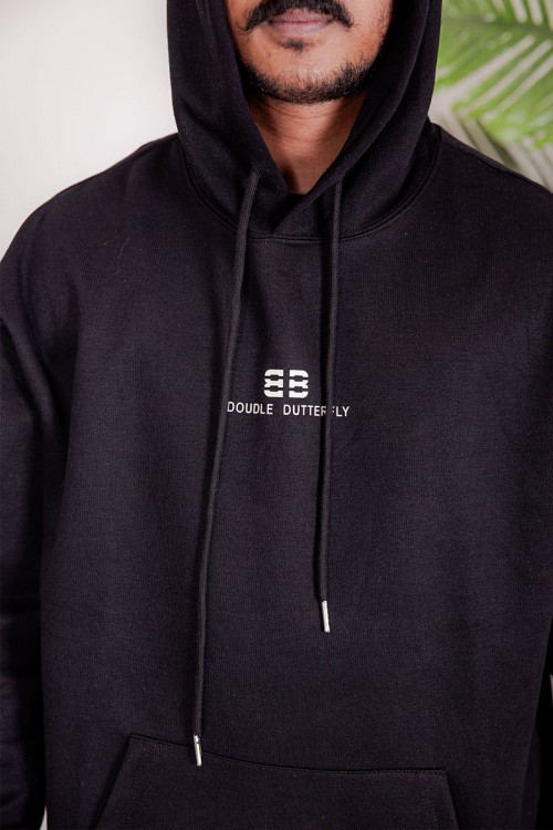 بلوفر رجالي شتوي لون أسود قبعة متصلة برباط مزين بكتابات من الأمام مع جيوب الكنغر و بأكمام طويلة