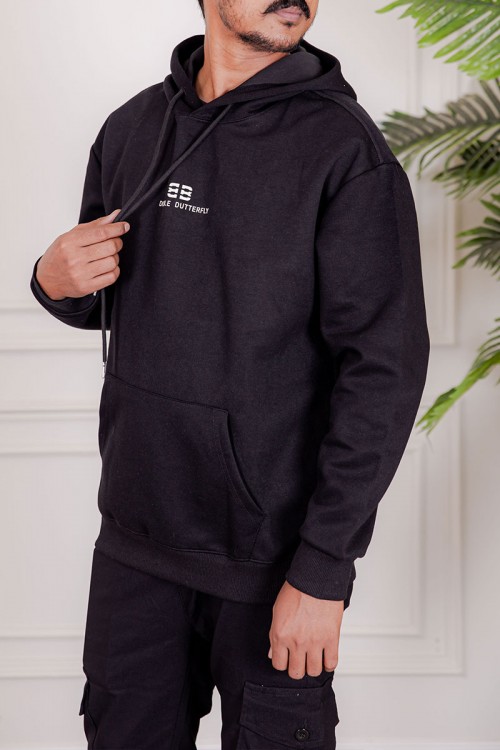 بلوفر رجالي شتوي لون أسود قبعة متصلة برباط مزين بكتابات من الأمام مع جيوب الكنغر و بأكمام طويلة