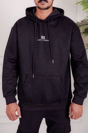 بلوفر رجالي شتوي لون أسود قبعة متصلة برباط مزين بكتابات من الأمام مع جيوب الكنغر و بأكمام طويلة