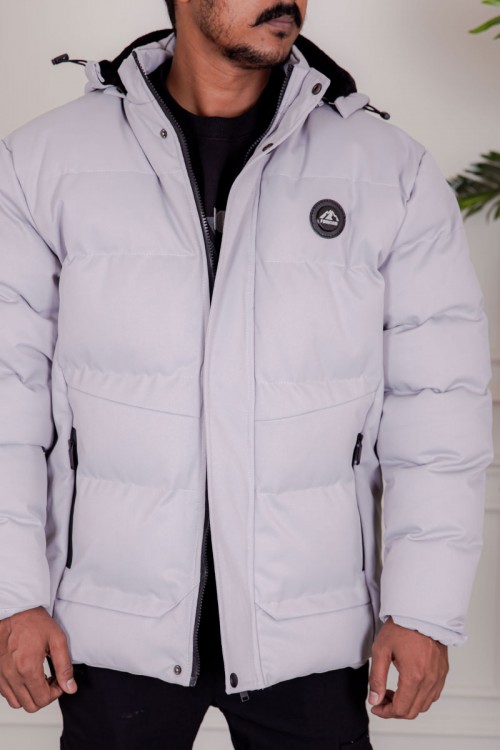 جاكيت رجالي شتوي منفوخ لون رمادي فاتح بقبعة رأس منفصلة قابلة للتركيب و أكمام طويلة و بجيوب وسحاب من الأمام