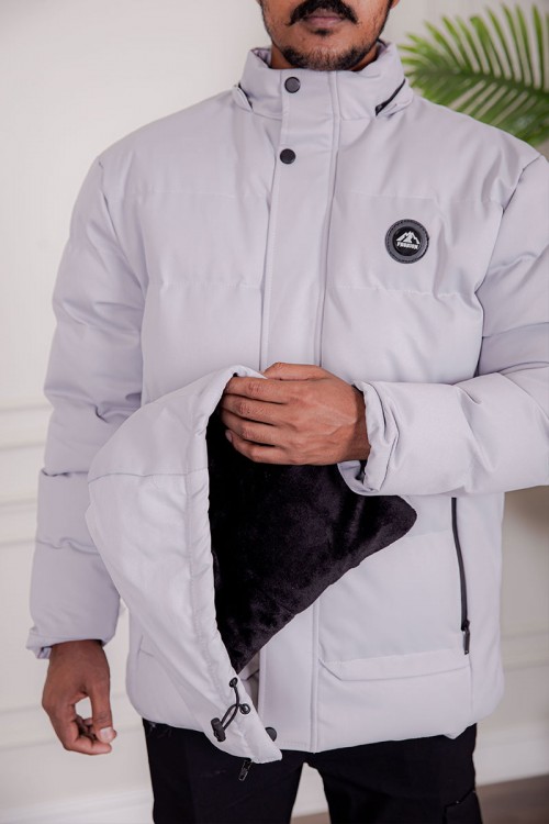 جاكيت رجالي شتوي منفوخ لون رمادي فاتح بقبعة رأس منفصلة قابلة للتركيب و أكمام طويلة و بجيوب وسحاب من الأمام