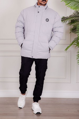 جاكيت رجالي شتوي منفوخ لون رمادي فاتح بقبعة رأس منفصلة قابلة للتركيب و أكمام طويلة و بجيوب وسحاب من الأمام