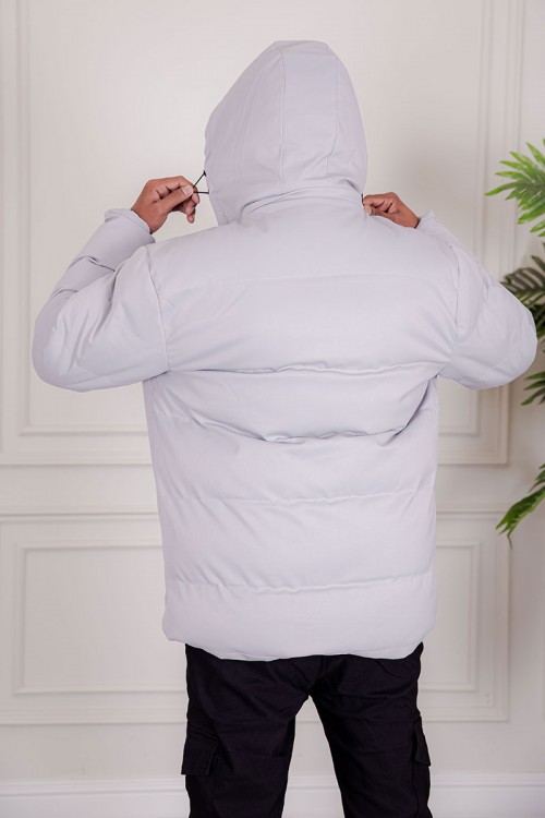 جاكيت رجالي شتوي منفوخ لون رمادي فاتح بقبعة رأس منفصلة قابلة للتركيب و أكمام طويلة و بجيوب وسحاب من الأمام