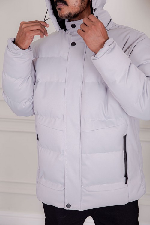 جاكيت رجالي شتوي منفوخ لون رمادي فاتح بقبعة رأس منفصلة قابلة للتركيب و أكمام طويلة و بجيوب وسحاب من الأمام