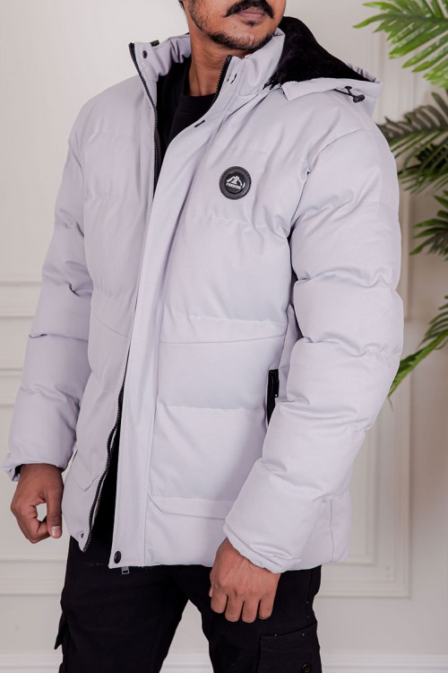 جاكيت رجالي شتوي منفوخ لون رمادي فاتح بقبعة رأس منفصلة قابلة للتركيب و أكمام طويلة و بجيوب وسحاب من الأمام