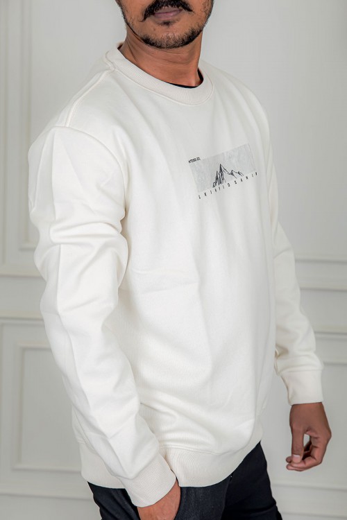 بلوفر رجالي شتوي بيج فاتح مزين بطبعات و كتابات و بأكمام طويلة