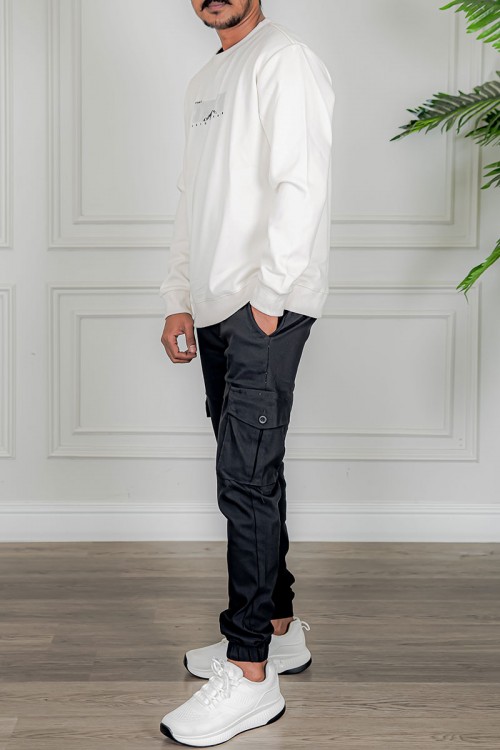 بلوفر رجالي شتوي بيج فاتح مزين بطبعات و كتابات و بأكمام طويلة