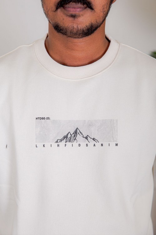 بلوفر رجالي شتوي بيج فاتح مزين بطبعات و كتابات و بأكمام طويلة