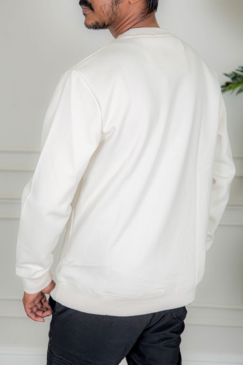 بلوفر رجالي شتوي بيج فاتح مزين بطبعات و كتابات و بأكمام طويلة