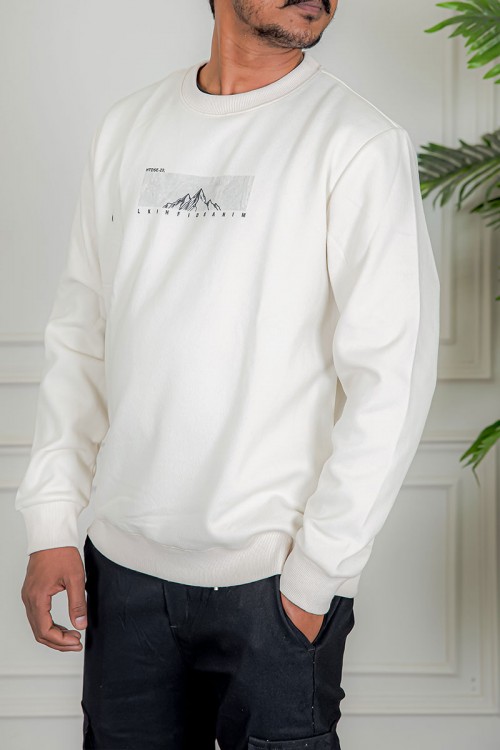 بلوفر رجالي شتوي بيج فاتح مزين بطبعات و كتابات و بأكمام طويلة