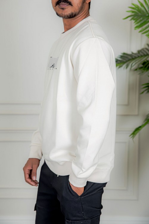 بلوفر رجالي شتوي بيج فاتح مزين بطبعات و كتابات و بأكمام طويلة