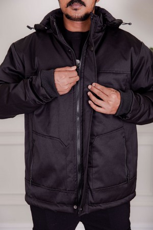 جاكيت رجالي شتوي منفوخ لون أسود بقبعة رأس منفصلة قابلة للتركيب و أكمام طويلة و بجيوب وسحاب من الأمام