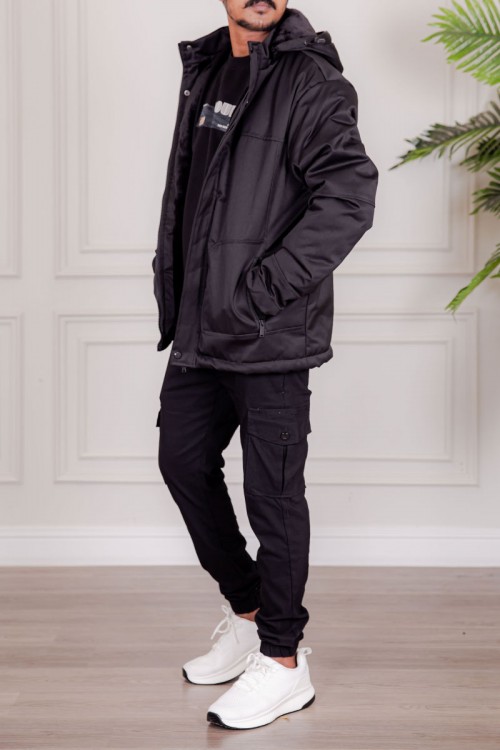 جاكيت رجالي شتوي منفوخ لون أسود بقبعة رأس منفصلة قابلة للتركيب و أكمام طويلة و بجيوب وسحاب من الأمام