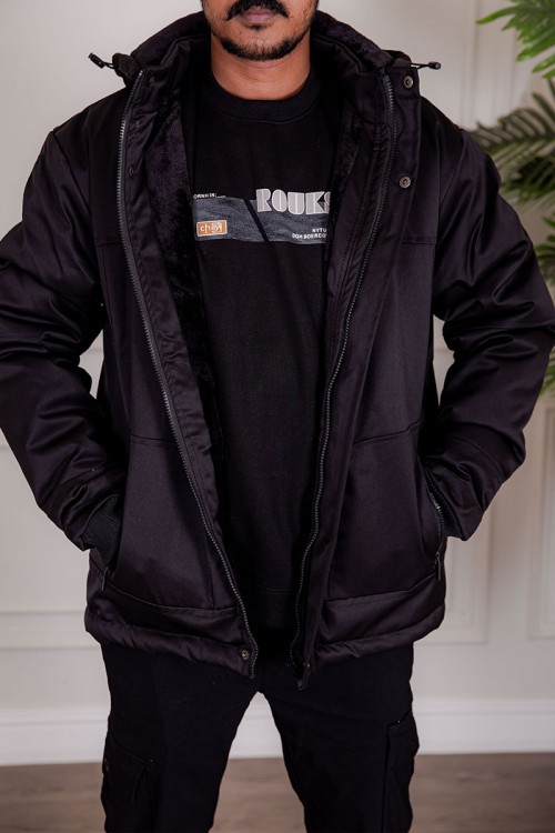 جاكيت رجالي شتوي منفوخ لون أسود بقبعة رأس منفصلة قابلة للتركيب و أكمام طويلة و بجيوب وسحاب من الأمام