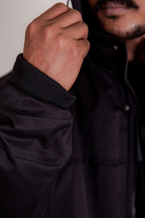 جاكيت رجالي شتوي منفوخ لون أسود بقبعة رأس منفصلة قابلة للتركيب و أكمام طويلة و بجيوب وسحاب من الأمام