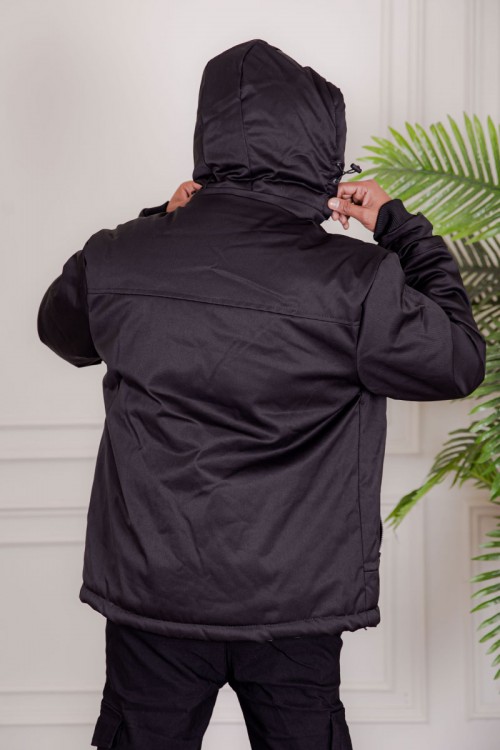 جاكيت رجالي شتوي منفوخ لون أسود بقبعة رأس منفصلة قابلة للتركيب و أكمام طويلة و بجيوب وسحاب من الأمام