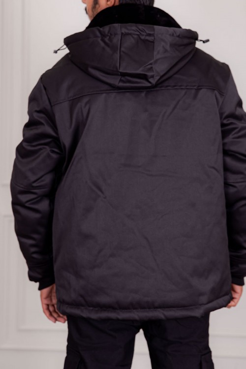 جاكيت رجالي شتوي منفوخ لون أسود بقبعة رأس منفصلة قابلة للتركيب و أكمام طويلة و بجيوب وسحاب من الأمام
