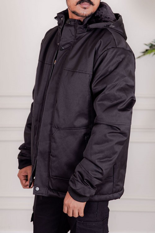 جاكيت رجالي شتوي منفوخ لون أسود بقبعة رأس منفصلة قابلة للتركيب و أكمام طويلة و بجيوب وسحاب من الأمام