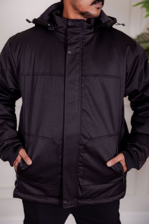 جاكيت رجالي شتوي منفوخ لون أسود بقبعة رأس منفصلة قابلة للتركيب و أكمام طويلة و بجيوب وسحاب من الأمام