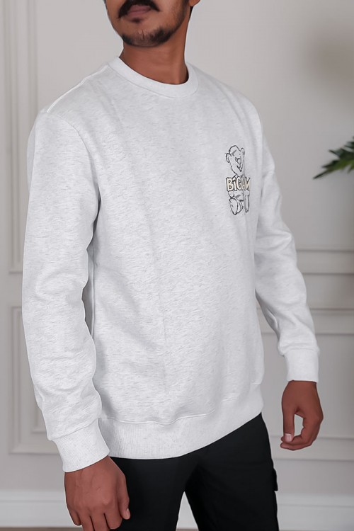 بلوفر رجالي شتوي لون أبيض مزين برسومات و كتابات من الأمام و الخلف و بأكمام طويلة