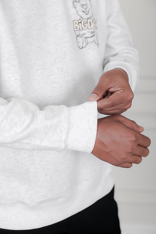 بلوفر رجالي شتوي لون أبيض مزين برسومات و كتابات من الأمام و الخلف و بأكمام طويلة