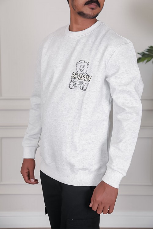 بلوفر رجالي شتوي لون أبيض مزين برسومات و كتابات من الأمام و الخلف و بأكمام طويلة
