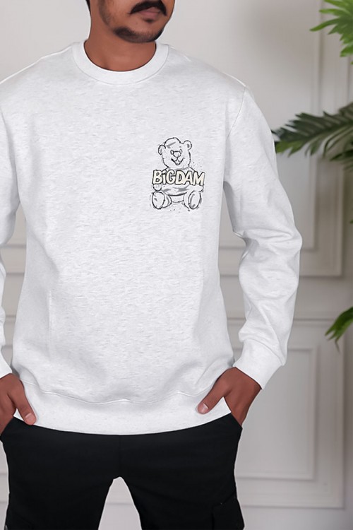 بلوفر رجالي شتوي لون أبيض مزين برسومات و كتابات من الأمام و الخلف و بأكمام طويلة