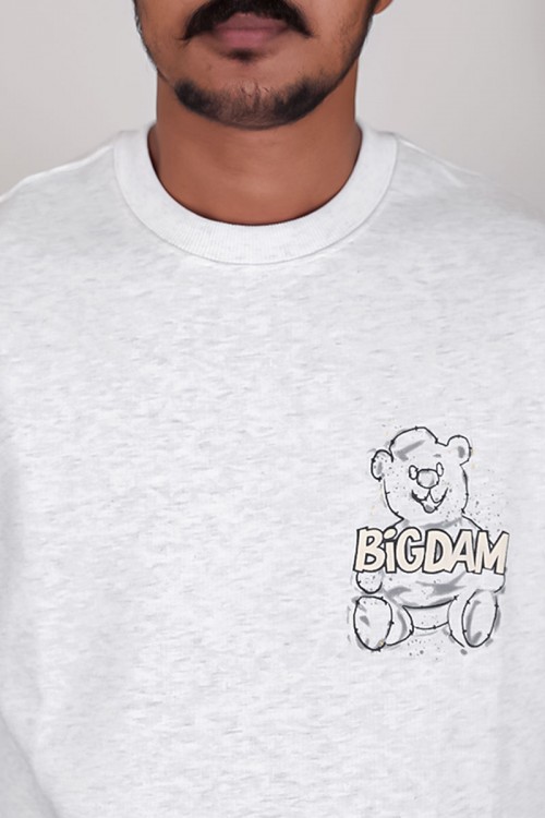 بلوفر رجالي شتوي لون أبيض مزين برسومات و كتابات من الأمام و الخلف و بأكمام طويلة