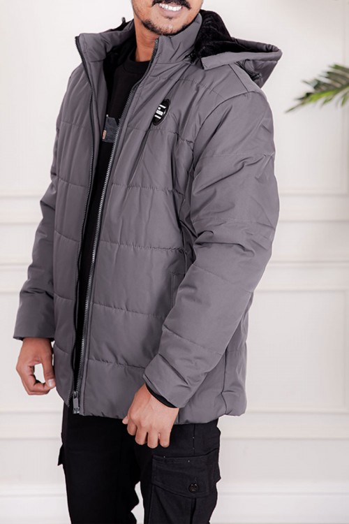 جاكيت رجالي شتوي منفوخ لون رصاصي بقبعة رأس منفصلة قابلة للتركيب و أكمام طويلة بجيوب وسحاب من الأمام