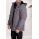 جاكيت رجالي شتوي منفوخ لون رصاصي بقبعة رأس منفصلة قابلة للتركيب و أكمام طويلة بجيوب وسحاب من الأمام