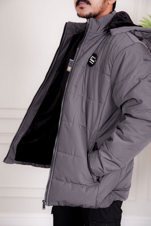 جاكيت رجالي شتوي منفوخ لون رصاصي بقبعة رأس منفصلة قابلة للتركيب و أكمام طويلة بجيوب وسحاب من الأمام