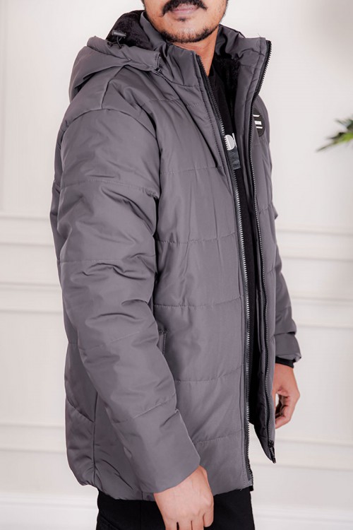 جاكيت رجالي شتوي منفوخ لون رصاصي بقبعة رأس منفصلة قابلة للتركيب و أكمام طويلة بجيوب وسحاب من الأمام