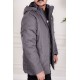 جاكيت رجالي شتوي منفوخ لون رصاصي بقبعة رأس منفصلة قابلة للتركيب و أكمام طويلة بجيوب وسحاب من الأمام