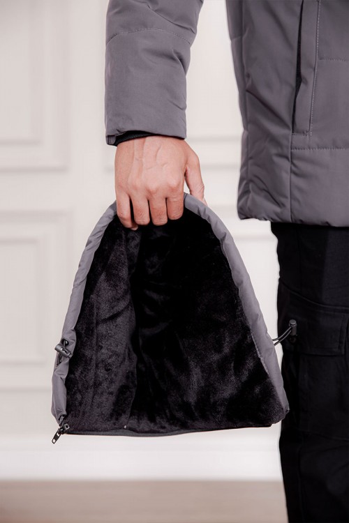 جاكيت رجالي شتوي منفوخ لون رصاصي بقبعة رأس منفصلة قابلة للتركيب و أكمام طويلة بجيوب وسحاب من الأمام