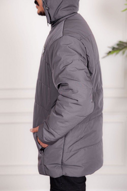 جاكيت رجالي شتوي منفوخ لون رصاصي بقبعة رأس منفصلة قابلة للتركيب و أكمام طويلة بجيوب وسحاب من الأمام