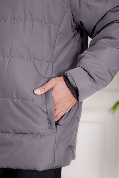 جاكيت رجالي شتوي منفوخ لون رصاصي بقبعة رأس منفصلة قابلة للتركيب و أكمام طويلة بجيوب وسحاب من الأمام