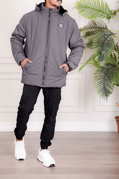 جاكيت رجالي شتوي منفوخ لون رصاصي بقبعة رأس منفصلة قابلة للتركيب و أكمام طويلة بجيوب وسحاب من الأمام