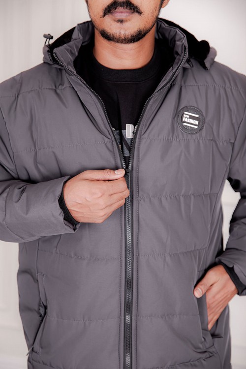 جاكيت رجالي شتوي منفوخ لون رصاصي بقبعة رأس منفصلة قابلة للتركيب و أكمام طويلة بجيوب وسحاب من الأمام