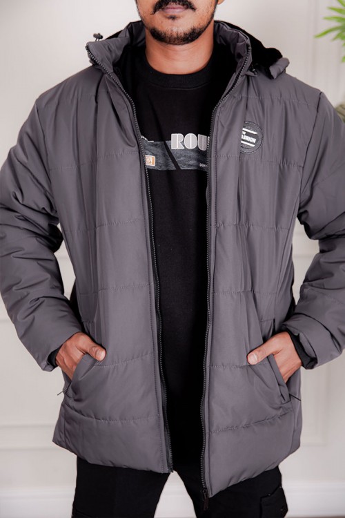 جاكيت رجالي شتوي منفوخ لون رصاصي بقبعة رأس منفصلة قابلة للتركيب و أكمام طويلة بجيوب وسحاب من الأمام