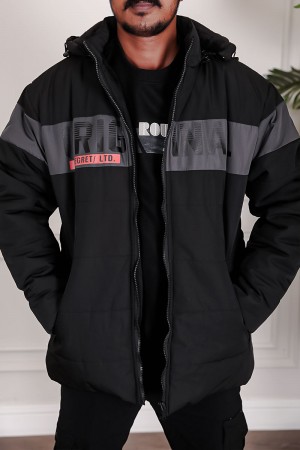 جاكيت رجالي شتوي لون أسود بقبعة رأس منفصلة قابلة للتركيب بجيوب و سحاب من الأمام و بأكمام طويلة
