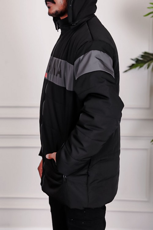 جاكيت رجالي شتوي لون أسود بقبعة رأس منفصلة قابلة للتركيب بجيوب و سحاب من الأمام و بأكمام طويلة