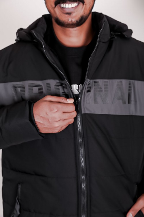 جاكيت رجالي شتوي لون أسود بقبعة رأس منفصلة قابلة للتركيب بجيوب و سحاب من الأمام و بأكمام طويلة