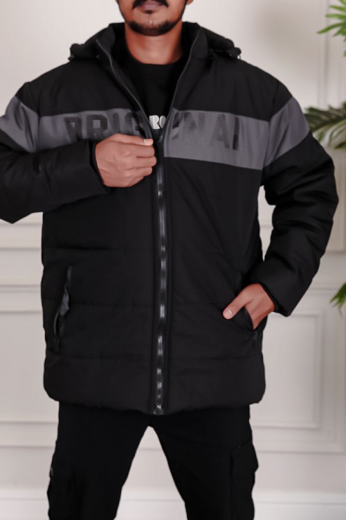 جاكيت رجالي شتوي لون أسود بقبعة رأس منفصلة قابلة للتركيب بجيوب و سحاب من الأمام و بأكمام طويلة