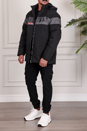 جاكيت رجالي شتوي لون أسود بقبعة رأس منفصلة قابلة للتركيب بجيوب و سحاب من الأمام و بأكمام طويلة